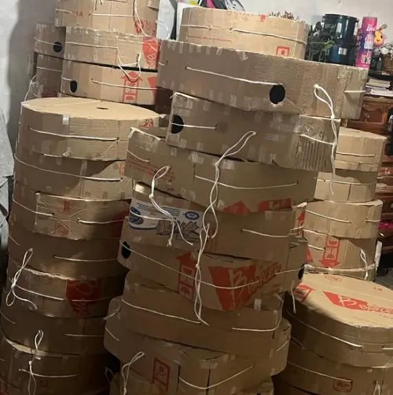 Cuerpos de piñata apilados en el taller