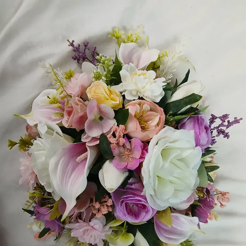 Tocado floral en cascada en tonos lila y blanco