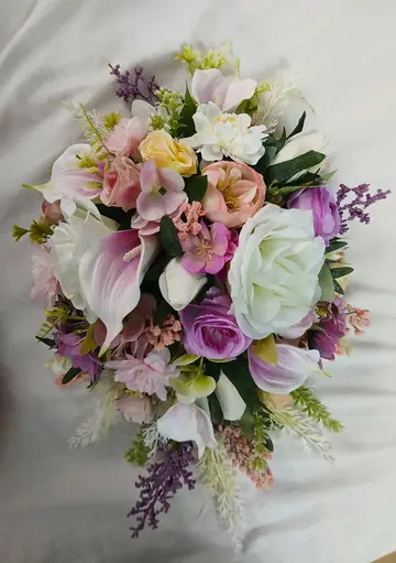 Tocado floral en cascada en tonos lila y blanco