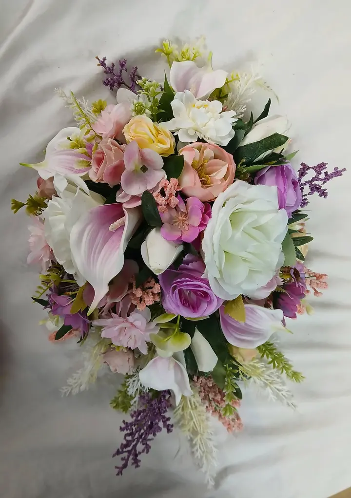 Tocado floral en cascada en tonos lila y blanco