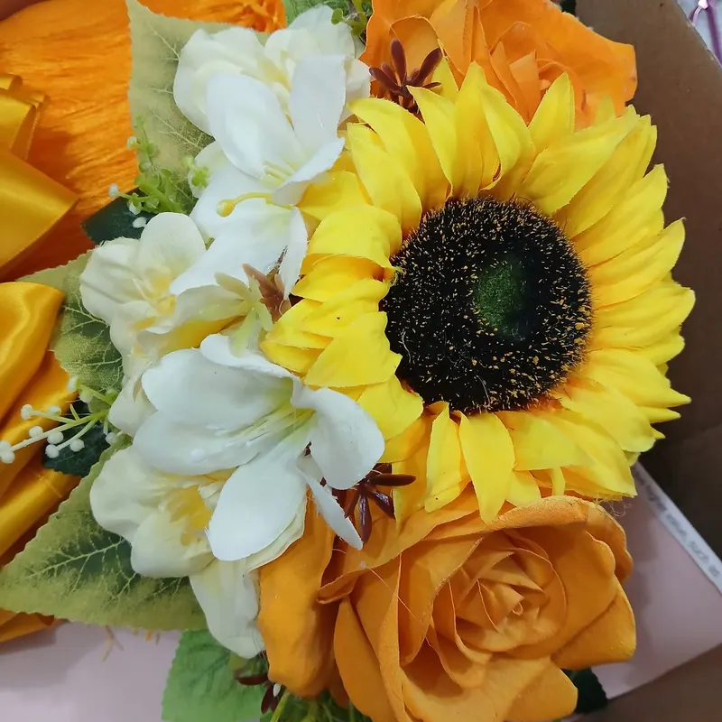 Tocado con un girasol grande y rosas amarillas