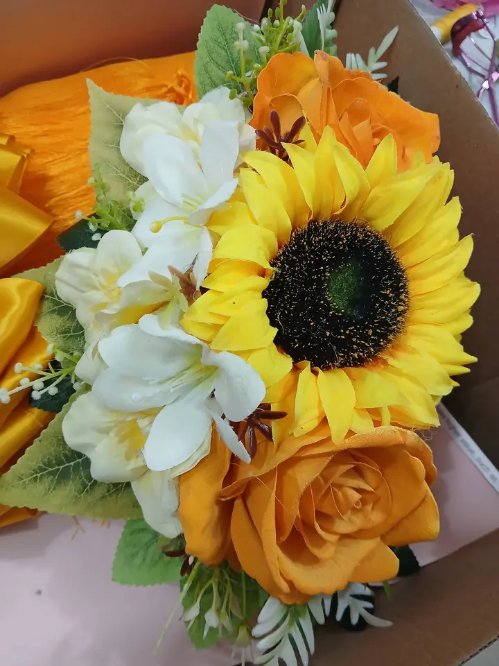 Tocado con un girasol grande y rosas amarillas