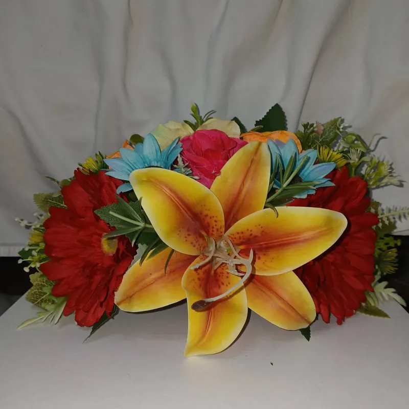 Tocado con lirio amarillo y flores rojas