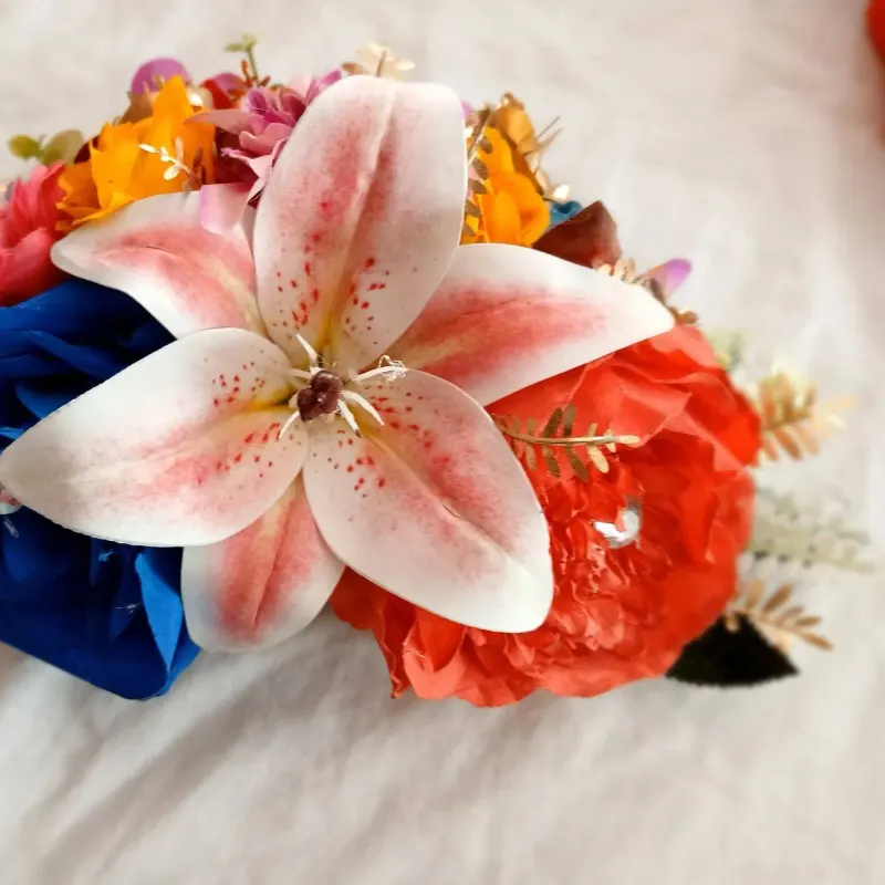 Tocado con un lirio coral y rosas azules