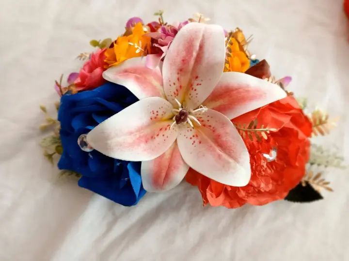 Tocado con un lirio coral y rosas azules