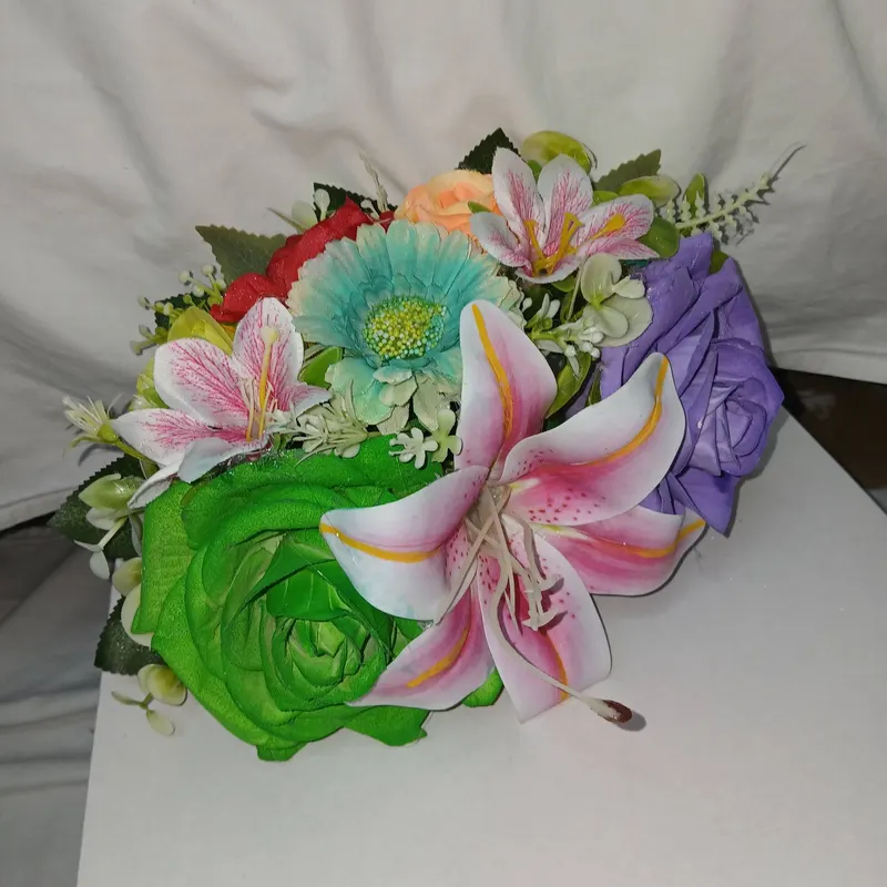 Tocado con lirios rosas y rosa verde