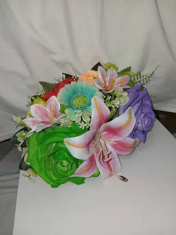Tocado con lirios rosas y rosa verde