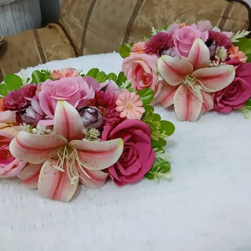 Dos tocados a juego con lirios rosas y fucsias