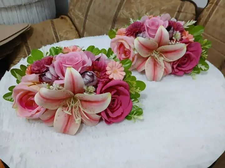 Dos tocados a juego con lirios rosas y fucsias