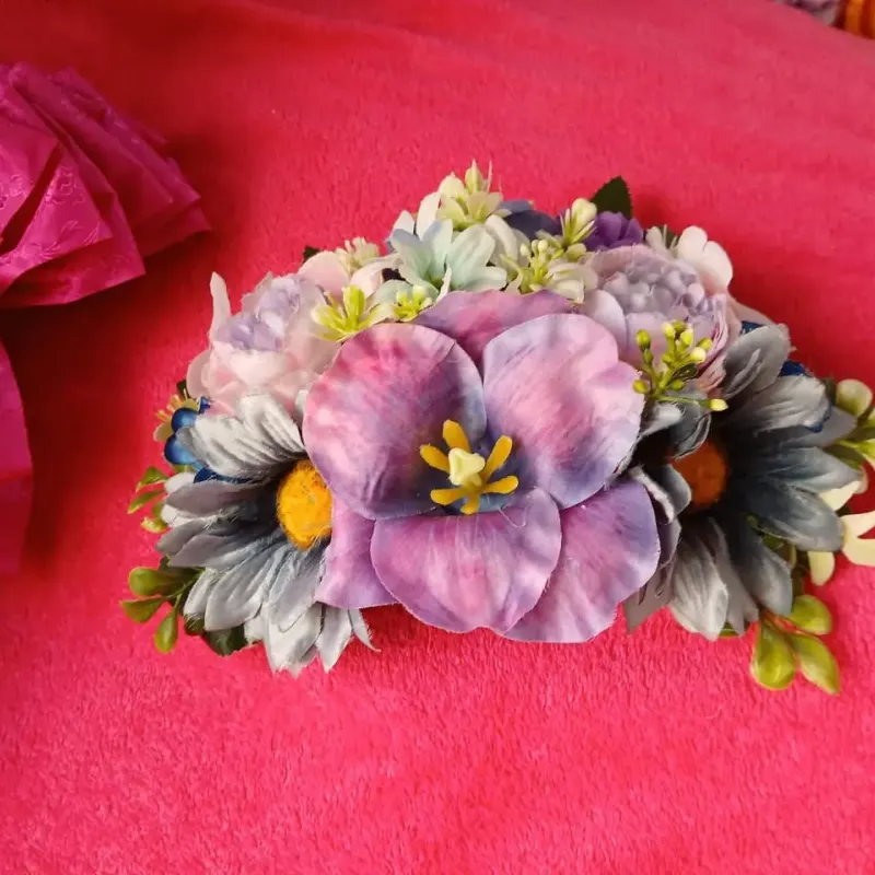 Tocado con flores moradas y hojas grises