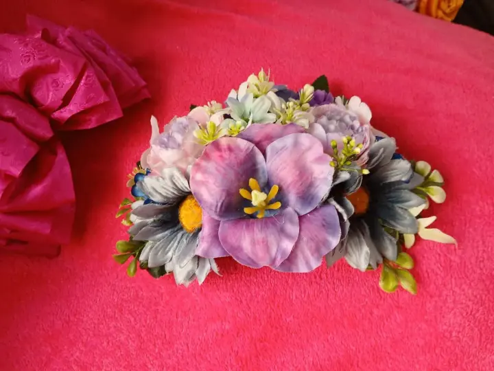 Tocado con flores moradas y hojas grises