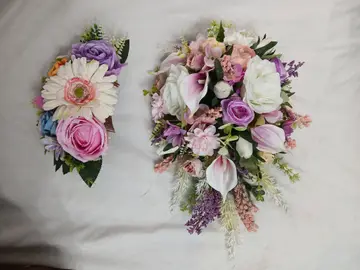 Dos tocados florales a juego en tonos pastel