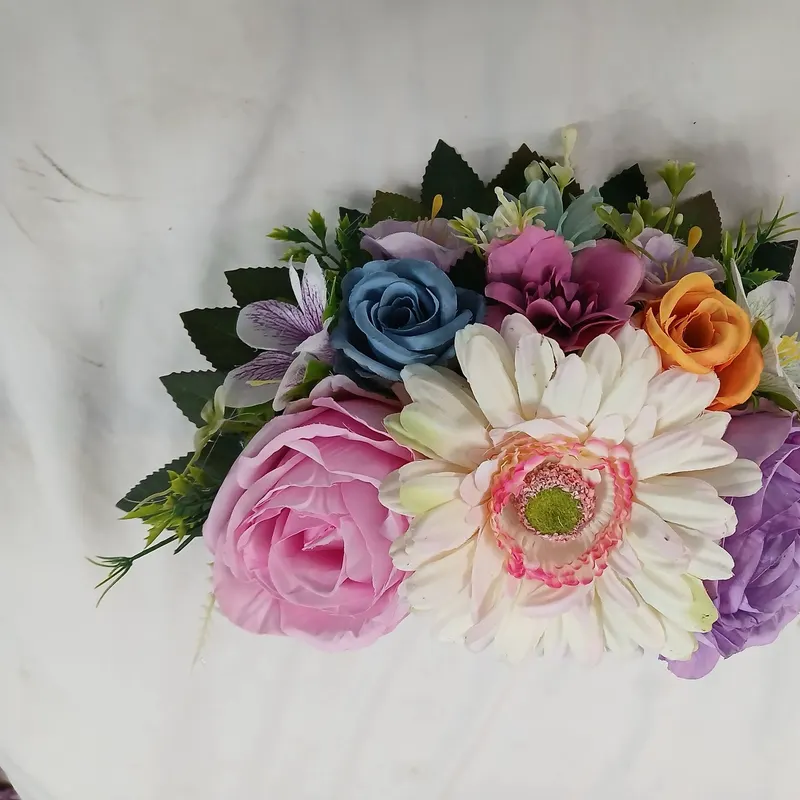 Tocado con gerbera blanca y rosas en tonos pastel