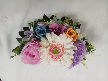 Tocado con gerbera blanca y rosas en tonos pastel