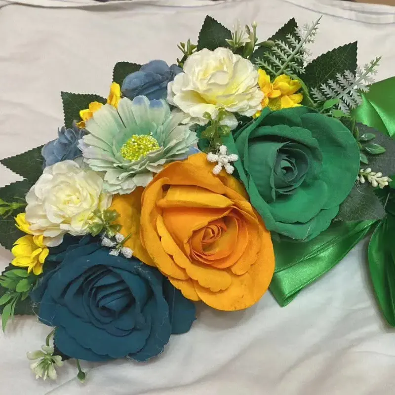 Tocado con rosas amarillas y verdes y lazo verde