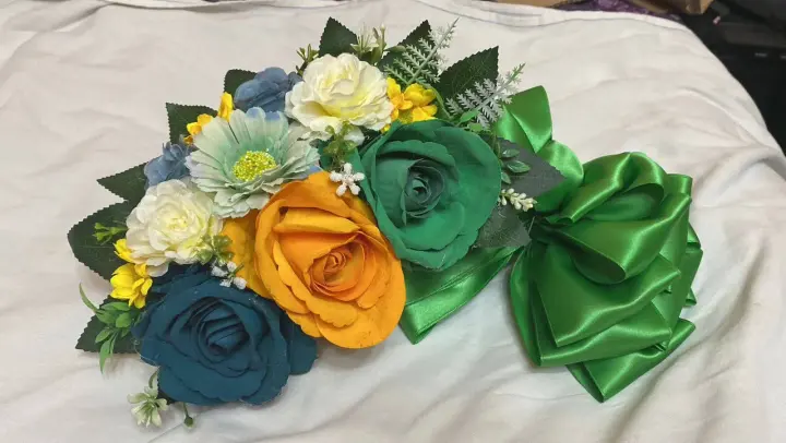 Tocado con rosas amarillas y verdes y lazo verde